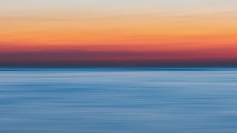 Roompot boeking bij Landal - rustige zee bij zonsondergang