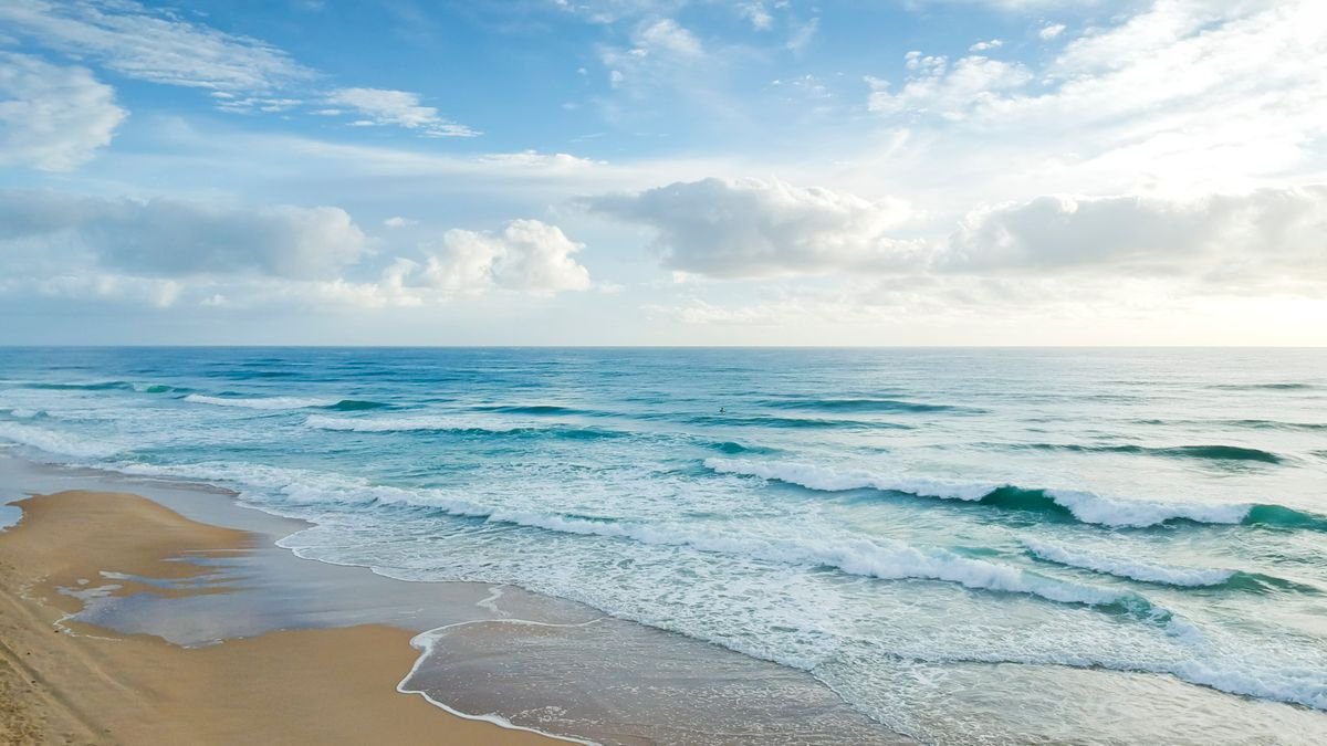 Roompot kustparken bij Landal - golven op het strand