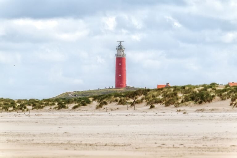 Rode vuurtoren van Texel achter het strand, plannen voor de zomervakantie 2027